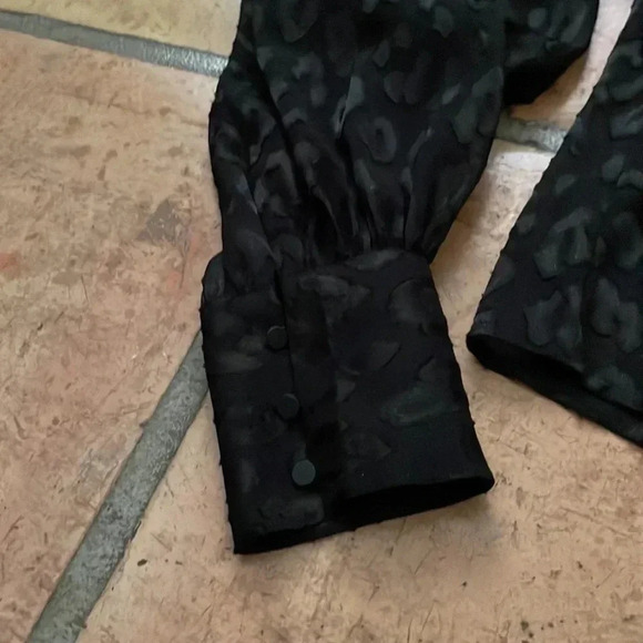 NEW Express Black Sheer Animal Print Blouse w Camisole New With Tags Size XS - Picture 4 of 7